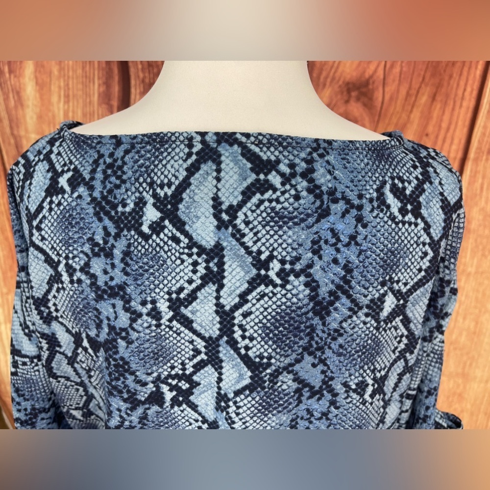 Michael by Michael Kors blue snake print boat neckline smocked blouse women’s M - Picture 10 of 17